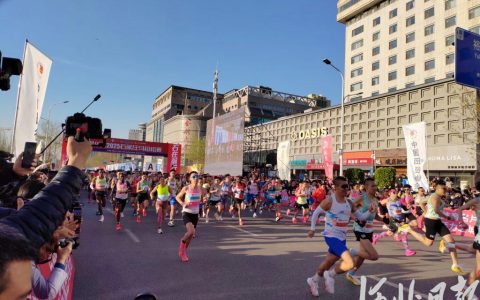 2025石家庄马拉松赛鸣枪开跑