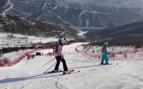 2025全国高校滑雪公开赛在崇礼云顶滑雪公园举行